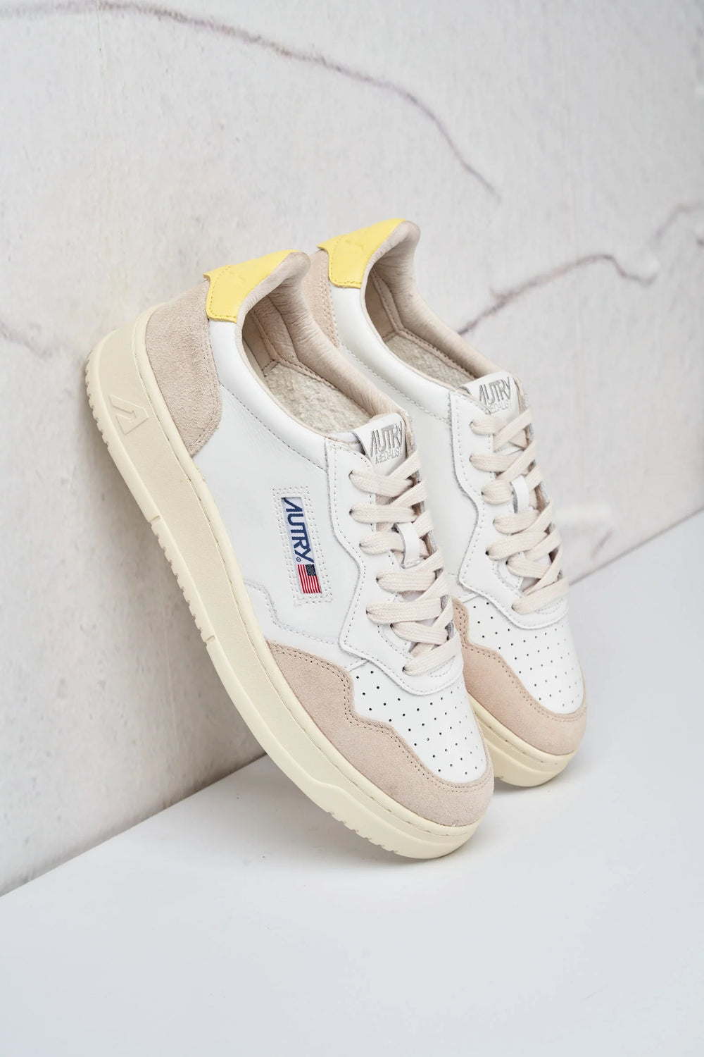 La Sneakers Bianca: Un Capo da Abbinare Con Tutto