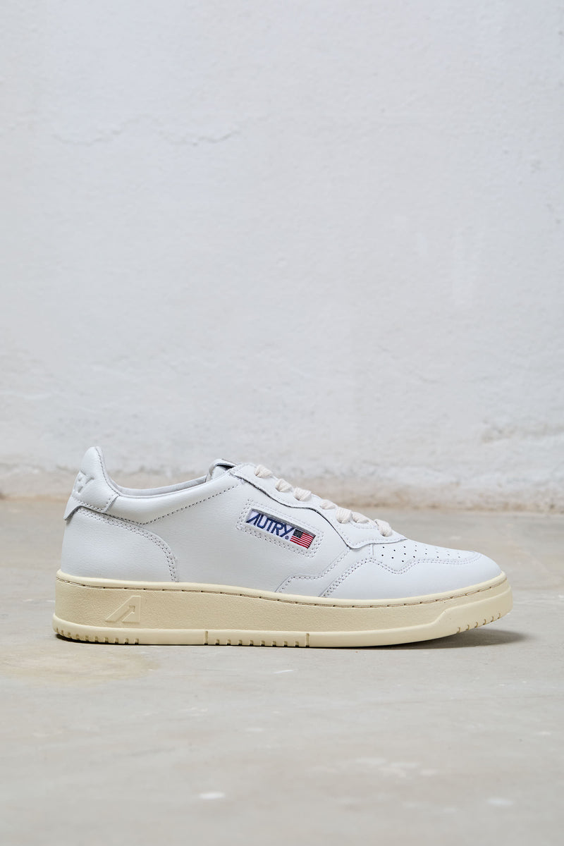 autry sneakers medalist low tomaia in pelle colore bianco 8447