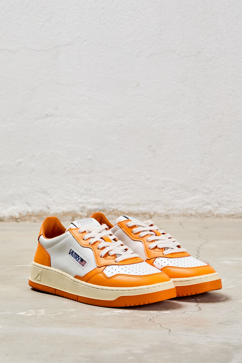 autry sneakers medalist low pelle bianco arancione 8451