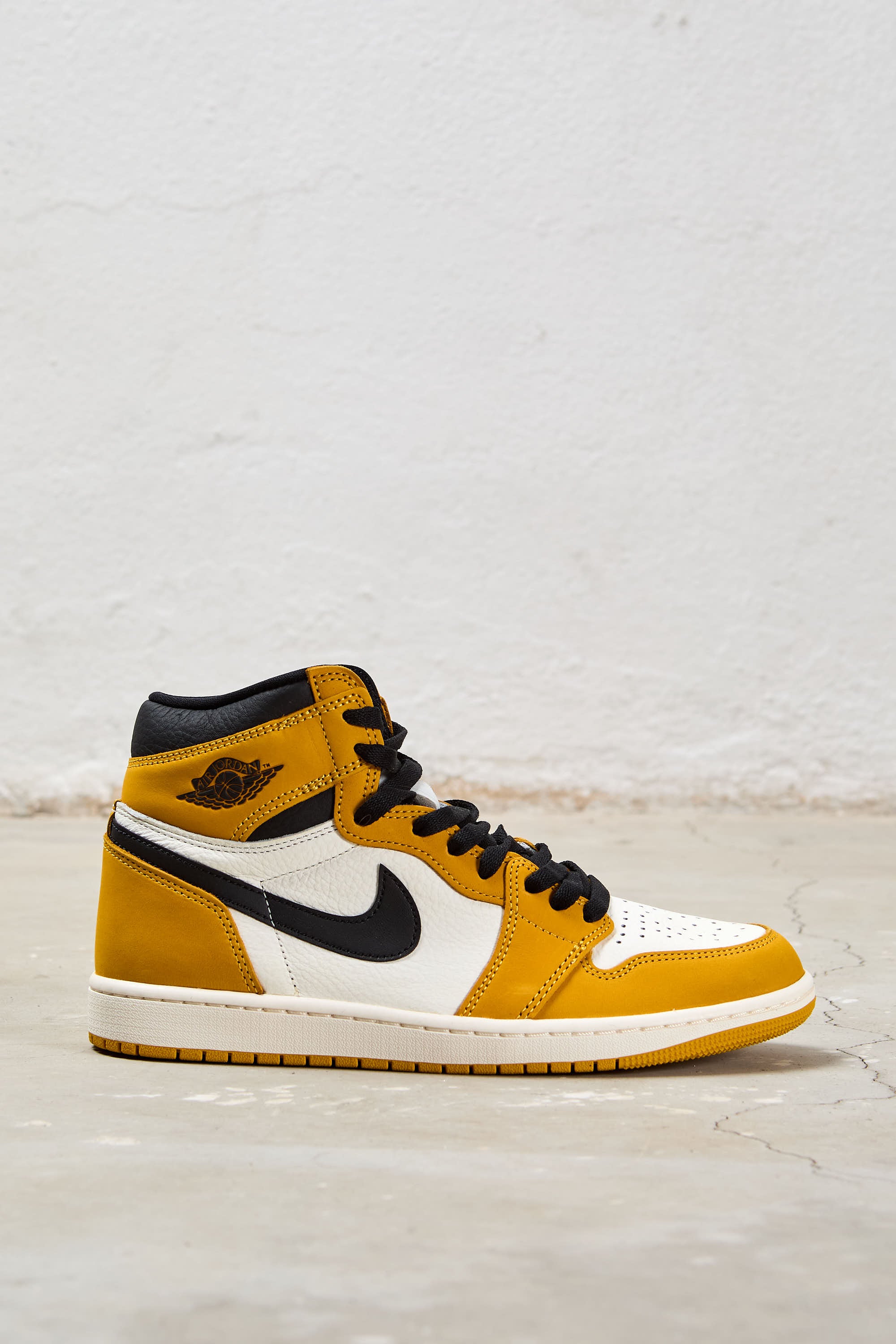 Nike Jordan 1 Retro High OG in Pelle Giallo Ochre Kissuomo