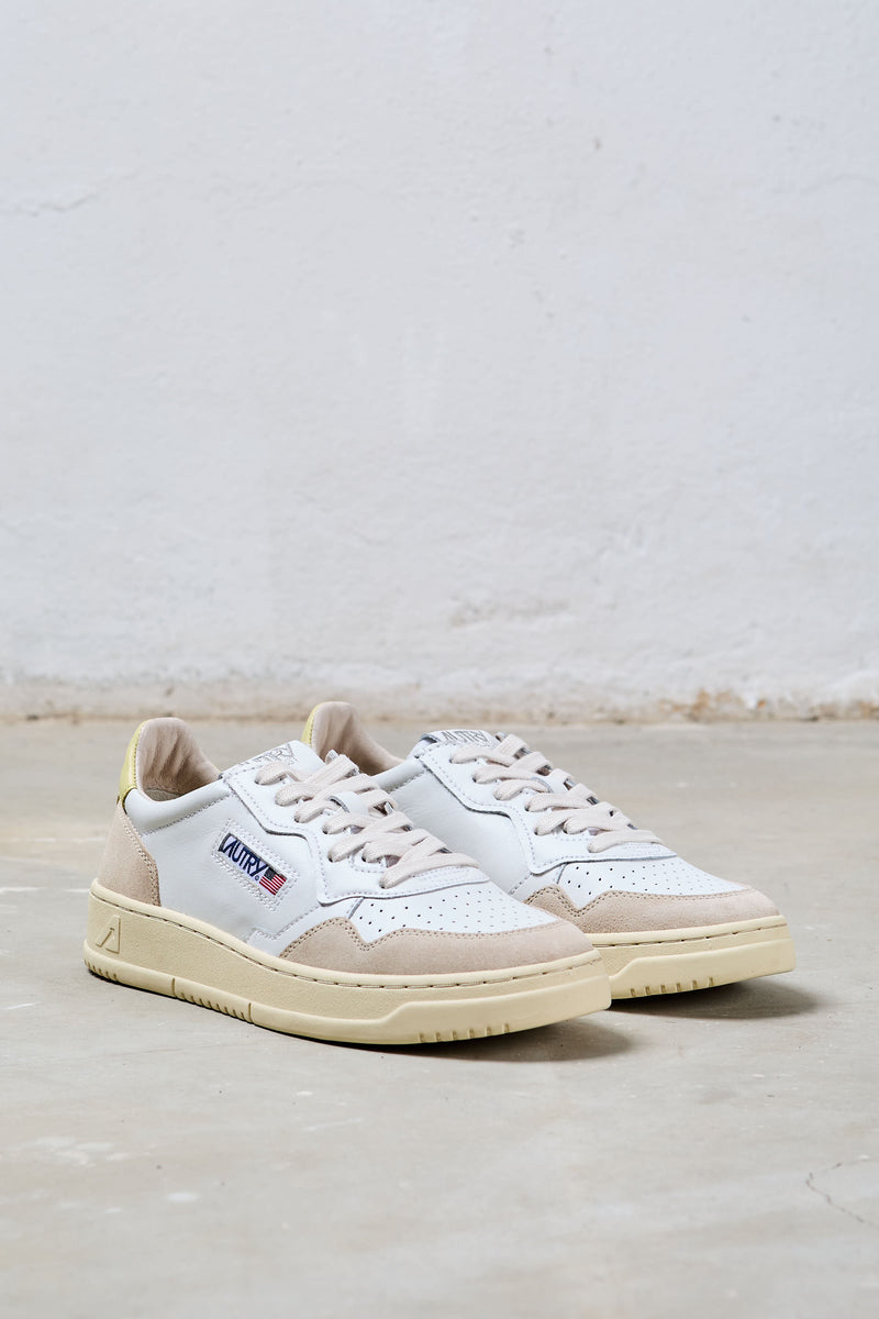 autry sneakers medalist low tomaia in pelle e suede colore bianco giallo 8450
