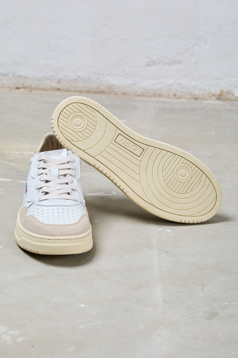 autry sneakers medalist low tomaia in pelle e suede colore bianco giallo 8450