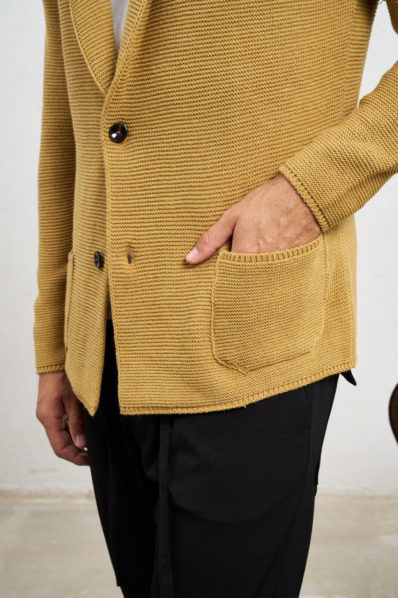 outfit giacca in maglia tramata due bottoni tasche misto lana colore senape 7381