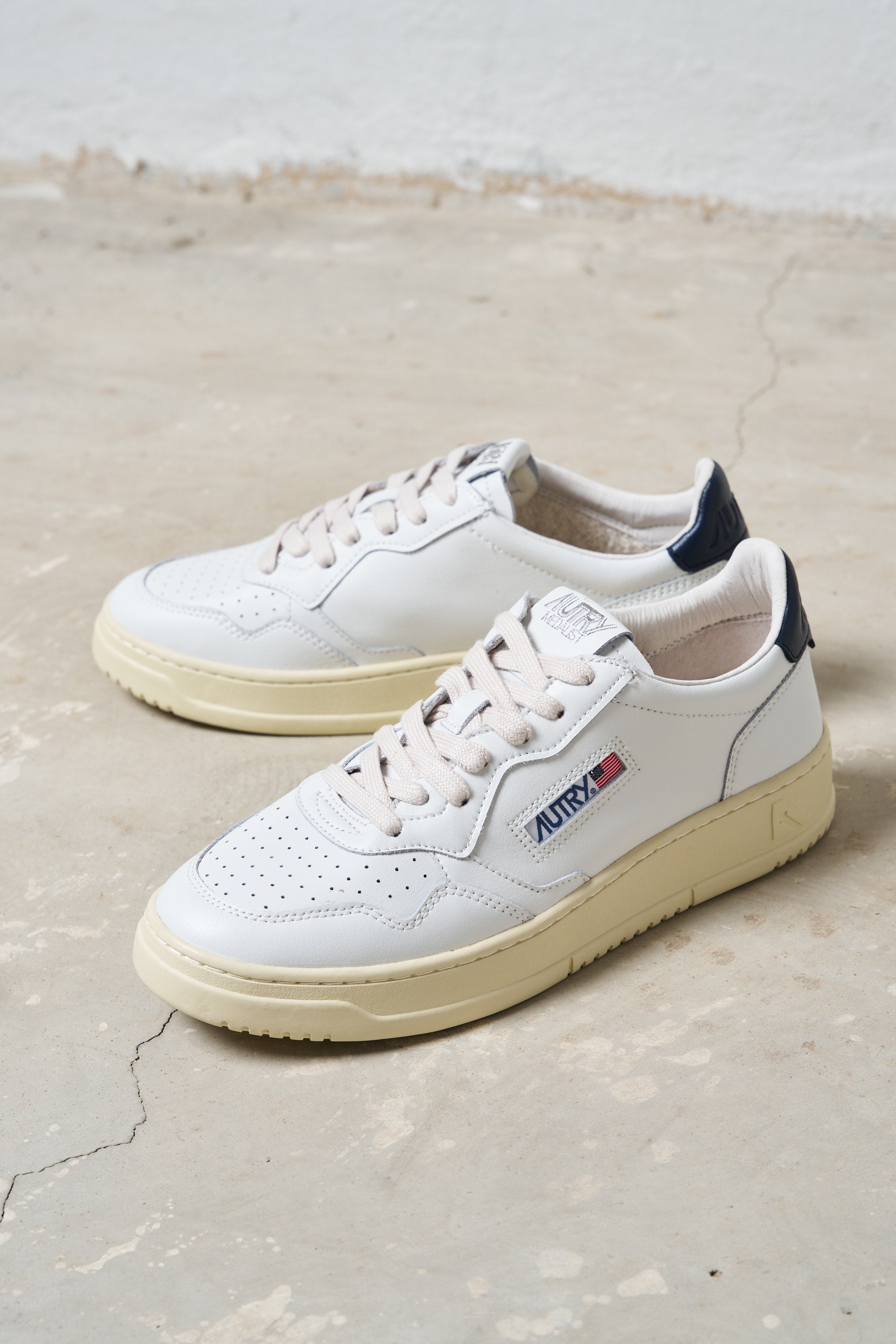 Autry Sneakers Medalist Low White Blue Leather | kissuomo.it