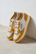 Autry 7106 Sneakers Medalist Low in Suede Colore Arancione Bianco